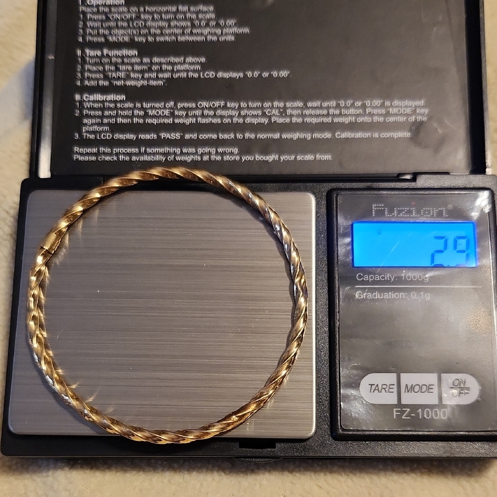 Elegant 10k Gold Bangle Bracelet 2.9 Grams.